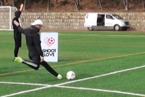 유상철, 달리는 차 안으로 축구공 넣기 도전…결과는?