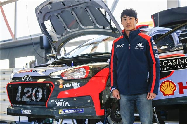 한국인 최초로 월드랠리챔피언십(WRC)에 도전하는 임채원 선수가 독일에서 신형 i20 랠리카와 함께 찍은 사진을 보내왔다.