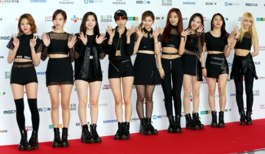 그룹 트와이스가 25일 오후 서울 삼성동 코엑스에서 열린 ‘2016 케이블 방송대상’에서 포즈를 취하고 있다.<br>연합뉴스