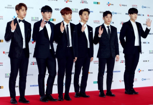 그룹 B.A.P가 25일 오후 서울 삼성동 코엑스에서 열린 ‘2016 케이블 방송대상’에서 포즈를 취하고 있다. <br>연합뉴스