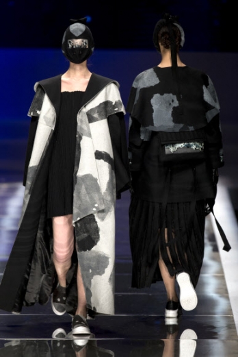 25일(현지시간) 중국 베이징에서 열린 ‘제24회 국제 젊은 패션 디자이너 경연대회’헴펠 어워드’(Hempel Award International Young Fashion Designers Contest)’에서 모델이 의상을 선보이고 있다.<br>AP 연합뉴스