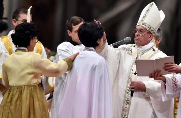 교황, 부활 성야 미사서 ‘희망’ 메시지