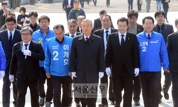 더불어민주당 김종인 비상대책위 대표가 27일 광주전남 총선 후보들과 함께 광주 북구 운정동 국립 5·18민주묘지를 참배하고 있다. 정연호 기자 tpgod@seoul.co.kr