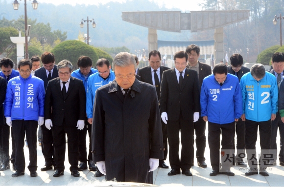 더불어민주당 김종인 비상대책위 대표가 27일  광주전남 총선 후보들과 함께 광주 북구 운정동 국립 5·18민주묘지를 참배하고 있다. 정연호 기자 tpgod@seoul.co.kr