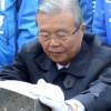 [서울포토] 5·18 묘역서 참배하는 김종인