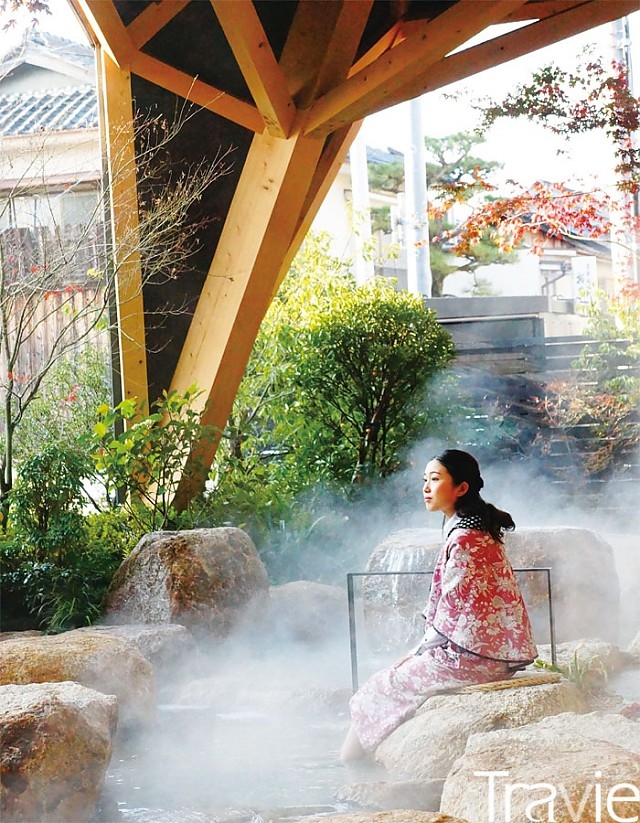 일본 전통 복식을 갖춰 입고 족욕을 즐길 수 있는 유다 온천