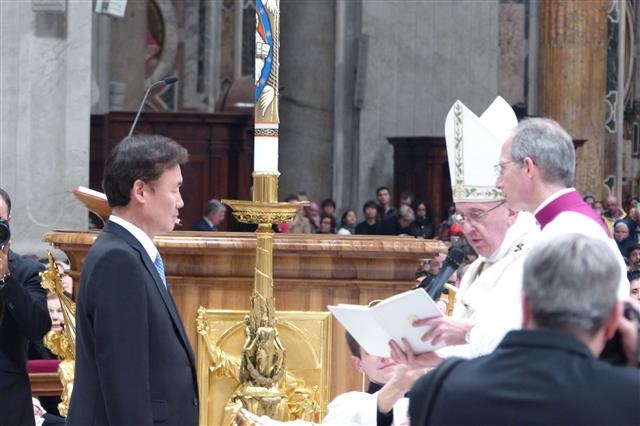 교황, 이용준 주이탈리아 대사 부부에 세례. 사진 로마 한국신학원 제공