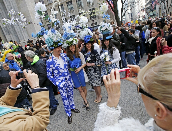 27일(현지시간) 미국 뉴욕 5번가에서 열린 부활절 퍼레이드에 참가한 사람들이 꽃으로 장식된 화려한 모자를 쓰고 행진하고 있다. AP 연합뉴스
