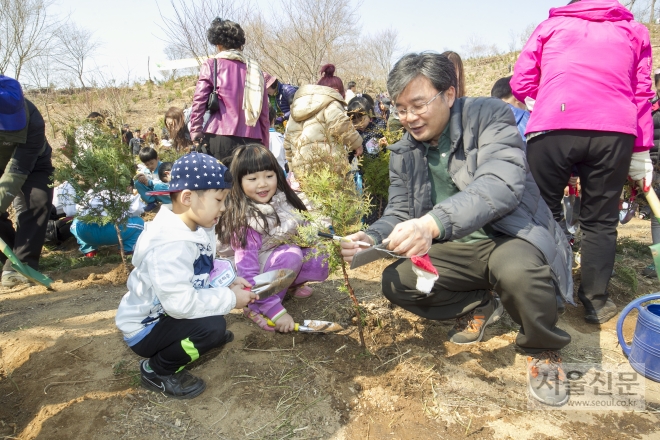 지난해 식목일 행사에서 김우영(오른쪽) 은평구청장이 아이들과 편백나무를 심고 있다. 은평구 제공 