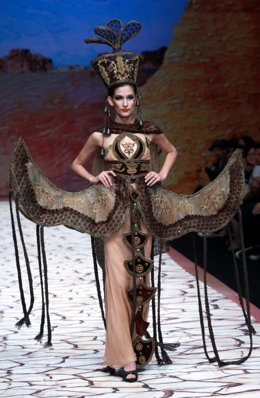 27일(현지시간) 중국 베이징에서 열린 중국 패션위크에서 디자이너 타오타오의 의상을 입은 모델이 런웨이를 걷고 있다. AFP 연합뉴스