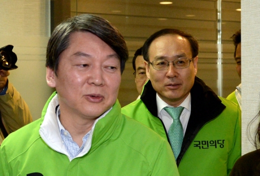 [서울포토] 국민의당 안철수 대표-오세정 공동선거대책위원장 나란히 입장