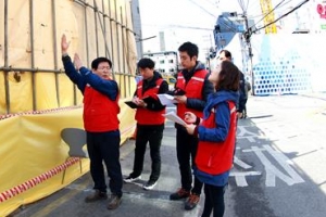 빨간조끼 입고 달려가는    서초 ‘현장 木민관’