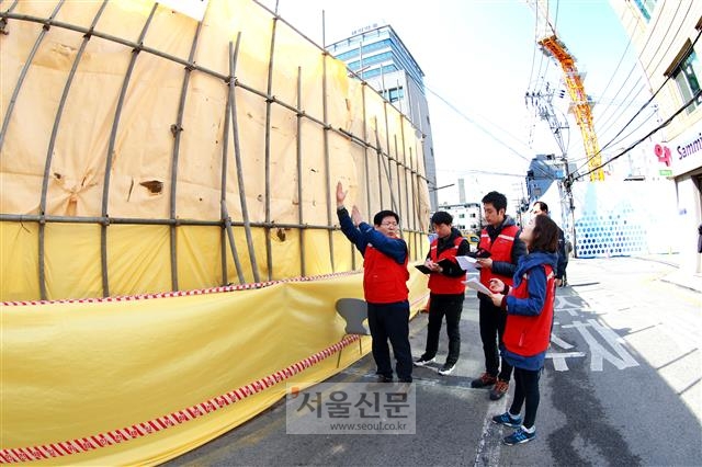 지난 24일 서초구 반포동의 민원 현장을 찾은 서초 목민관 순찰팀.