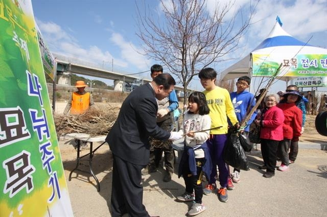 지난해 열린 제16회 옥천묘목축제 행사장에서 방문객들이 무료로 묘목을 받아가고 있다. 옥천군 제공