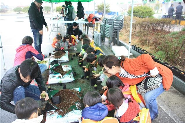지난해 열린 제16회 옥천묘목축제 행사장에서 방문객들이 꽃묘 심기 체험을 하고 있다. 옥천군 제공