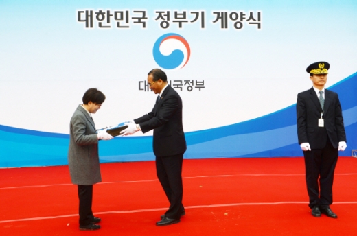 [서울포토] 새 정부기 게양식