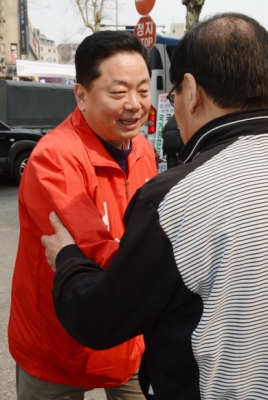 [서울포토]구상찬 새누리당 후보, 지지 호소