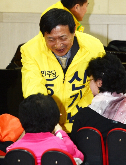강서 갑 신기남 민주당 후보가 화곡동 한교회 노래교실을 찾아 주민들에게 지지를 호소 하고 있다 2016.3.28안주영기자 jya@seoul.co.kr