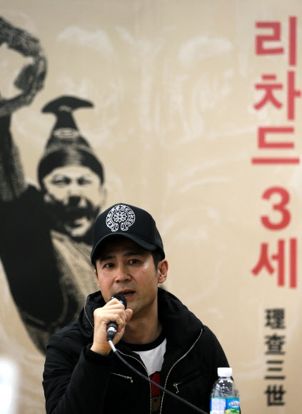 인사말하는 배우 장둥위