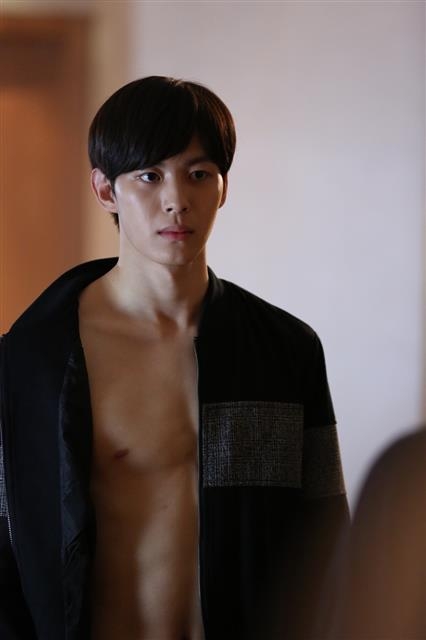 아이돌 그룹 빅스의 이홍빈이 최근 종영한 KBS 드라마 ‘무림학교’에서 남성미를 뽐내고 있다.  KBS 제공