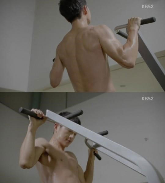 동안 외모에 근육질 몸매를 갖춘 ‘베이글남’으로 떠오른 송중기가 드라마 ‘태양의 후예’에서 운동으로 다져진 몸매를 뽐내고 있다. KBS 제공