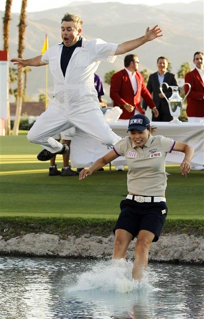 유선영이 2012년 4월 2일 이 대회에서 역전 우승을 차지한 뒤 캐디와 함께 연못에 뛰어드는 장면. AP 연합뉴스