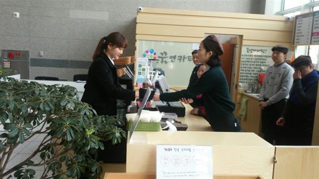 29일 정부고양지방합동청사 1층에 자리한 ‘꿈앤카페’에서 바리스타들이 손님을 맞이하고 있다.  정부청사관리소 제공 