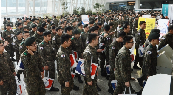 일산 킨텍스에서 열린 전역예정 장병 취업박람회장을 찾은 장병들이 추업부스를 둘러보고 있다 2016. 03. 30 안주영 기자 jya@seoul.co.kr