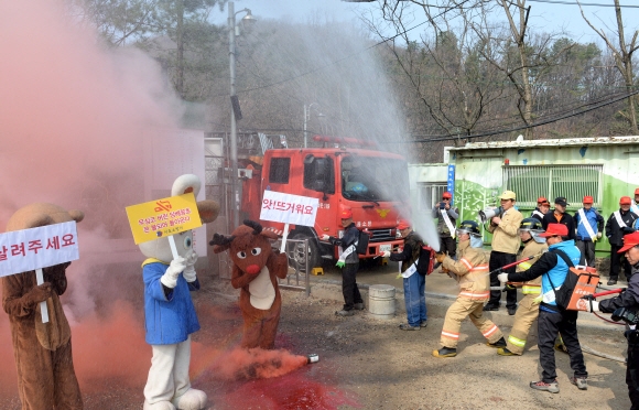 30일 오전 청계산 원터골 등산로 입구에서 서초구 공무원, 소방관, 봉사단체들이 산불예방 캠페인 퍼포먼스를 하고 있다.  2016.03.30 강성남 선임기자 snk@seoul.co.kr