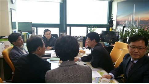 서울시의회 진두생의원(가운데 정면)은 서울시와 송파구청 관계자를 불러 현대자동차부지 개발 공공기여사업과 관련해 탄천변 지상공원화 등 14개사업에 적극 지원될 수 있도록 당부하고 있다.