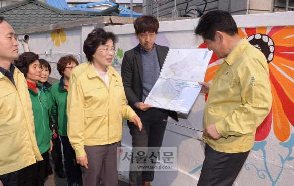 박춘희(오른쪽 세 번째) 송파구청장이 30일 마천동 골목을 살펴보고 있다. 최해국 선임기자seaworld@seoul.co.kr