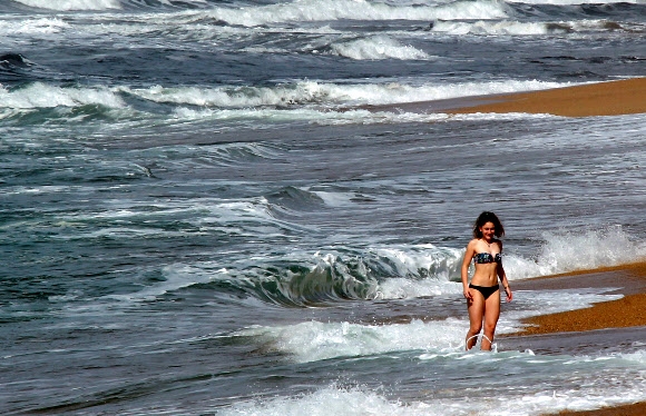 30일(현지시간) 프랑스 남서부 비아리츠 해안가에서 한 여성이 거닐고 있다. 프랑스 남서부는 섭씨 24도에 육박하는 따뜻한 날씨로 3월에도 관광객들이 수영을 즐기고 있다. AP 연합뉴스