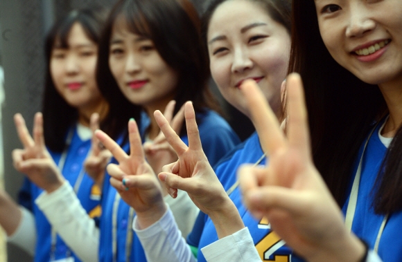 20대 총선 선거운동 첫 날인 31일 서울 남대문시장 입구에서 열린 더불어민주당 총선 출정식에서 선거운동원들이 율동을 하고 있다.   정연호 기자 tpgod@seoul.co.kr