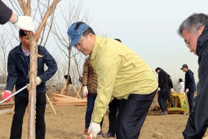 김성제 의왕시장, 4월 개장하는 왕송호수 의왕 레일바이크에 나무심기