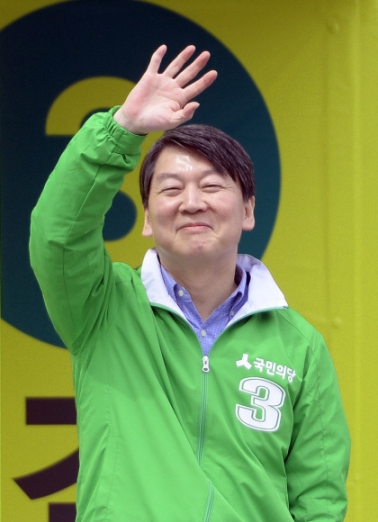 [서울포토] 신곡시장서 선거 유세하는 안철수 대표