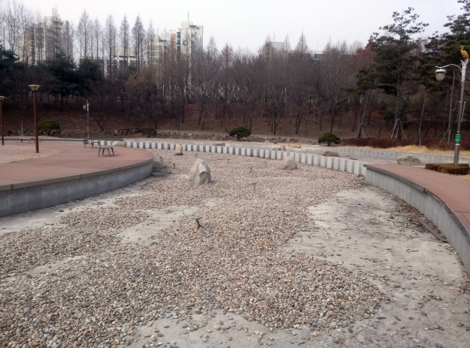 서울 강서구가 추진한 그린빗물인프라 사업으로 황폐한 서남환경공원(위 사진)이 녹색지대로 바뀌었다. 강서구 제공 