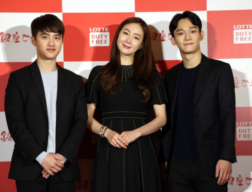 최지우가 31일 일본 도쿄에서 롯데면세점 개점식을 기념해 열린 행사에서 그룹 엑소의 첸, 디오 사이에서 귀여운 표정을 짓고 있다. <br>연합뉴스
