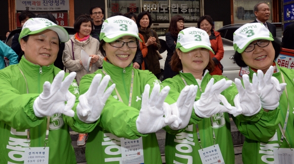 국민의당 선거운동원들이 31일 서울 영등포구 여의도백화점 앞에서 ‘기호 3번’을 상징하는 손가락 3개를 펴고 지지를 호소하고 있다.  박지환 기자 popocar@seoul.co.kr