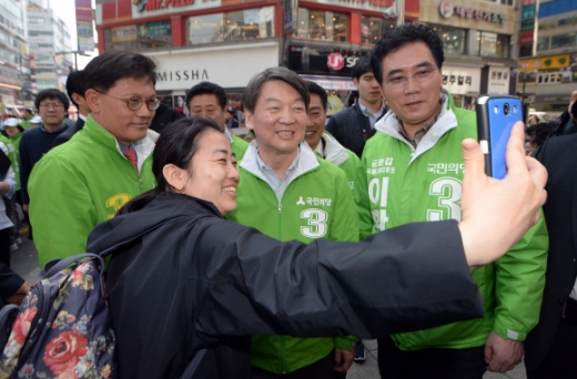 [포토] 시민과 함께 셀카 찍는 안철수 대표
