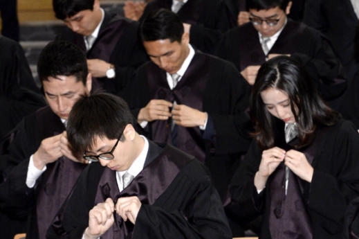 [서울포토] 법복 입어보는 신임 법관들