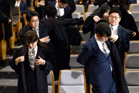 1일 오전 서울 서초구 대법원 대강당에서 열린 신임법관 임명식에서 신임법관들이 법복을 착용하고 있다.  안주영 기자 jya@seoul.co.kr