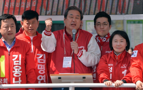 1일 경기도 수원시 팔달구 매산로에서 열린 새누리당 수원지역 합동유세에서 김무성 대표 및 후보들이 지지를 호소하며 유세를 벌이고 있다. 이종원 선임기자 jongwon@seoul.co.kr