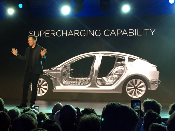 일론 머스크 테슬라 CEO가 지난 31일(현지시간) 미국 캘리포니아주 호손에서 보급형 전기자동차 ‘모델  3’를 소개하고 있다. AP 연합뉴스