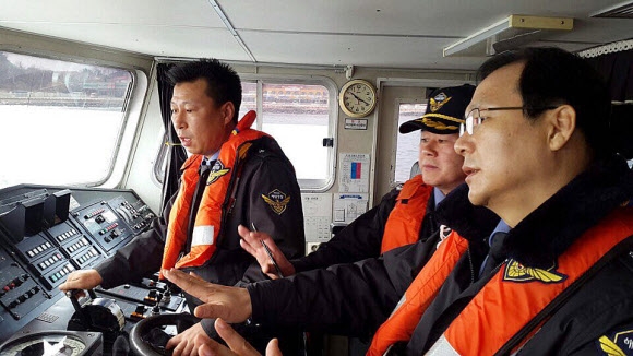 속초해양경비안전서가 북한의 위성항법장치(GPS) 교란으로 동해안 어민들이 조업에 불편을 겪자 2일 오전 어선안전사고를 방지하고자 현장점검을 하고 있다. 2016.4.2 연합뉴스.