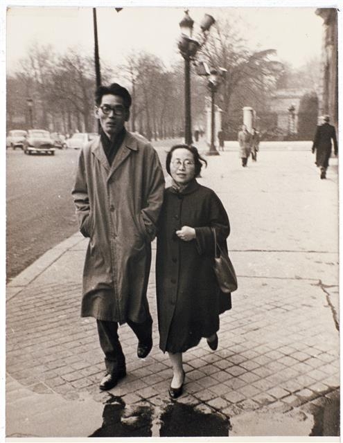 1957년 파리의 거리를 함께 걷고 있는 김환기와 김향안. 환기미술관 제공