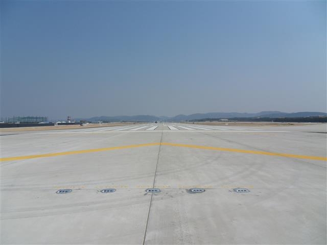 포항공항 활주로가 시원스럽게 포장돼 있다. 하지만 지난달 말 재개장할 예정이었던 공항은 대한항공과 아시아나항공 등 대형 항공사들이 당초 약속했던 재취항을 기피하면서 활주로를 놀리고 있다.  한국공항공사 포항지사 제공