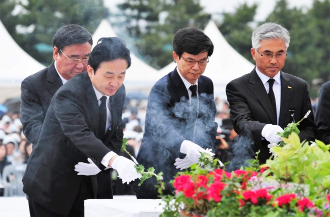 사진설명  원희룡 제주지사(왼쪽 앞 첫번째)가 3일 열린 제주 4.3 희생자 추념식에서 헌화,분향하고 있다.(사진 왼쪽부터 구성지 제주도의회 의장,원 제주지사, 이석문 제주도교육감,양윤경 4·3희생자유족회장)  
