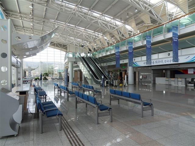 최근까지 활주로 포장공사 등을 끝낸 포항공항 대합실이 대형 항공사들의 재취항 기피로 재개장되지 않아 휑한 모습이다. 한국공항공사 포항지사 제공