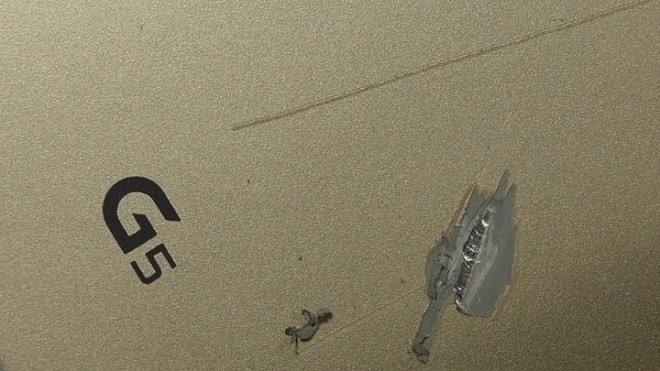  LG전자 G5의 표면을 커터칼로 긁어내자 플라스틱과 비슷한 재질의 부스러기가 떨어져나왔다. 제리리그에브리싱 유튜브 캡처