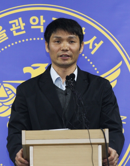 30대 여성이 관악경찰서 소속 박모 경사 등 4명의 경찰관에게 염산 추정 액체를 뿌린 사건이 발생한 2016년 4월 4일 오전, 사이버수사팀 김차복 경위가 조사 결과 브리핑을 하고 있다. 손형준 기자 boltagoo@seoul.co.kr